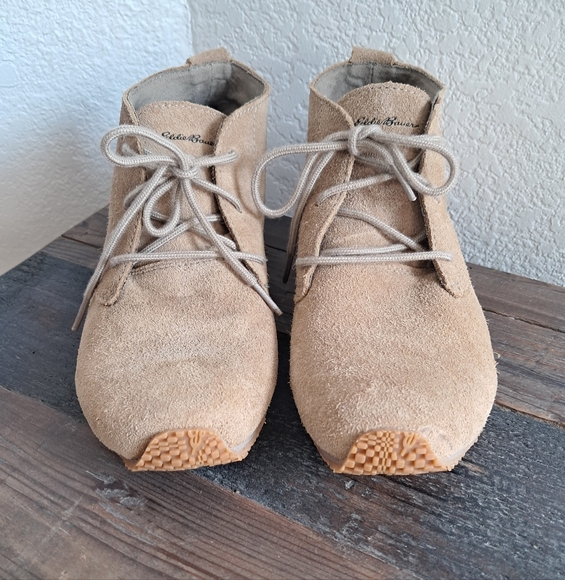 Eddie Bauer Women’s 7.5 Tan Suede Moccasin Style Rubber Sole Casual Tribal Vibes - Picture 2 of 13